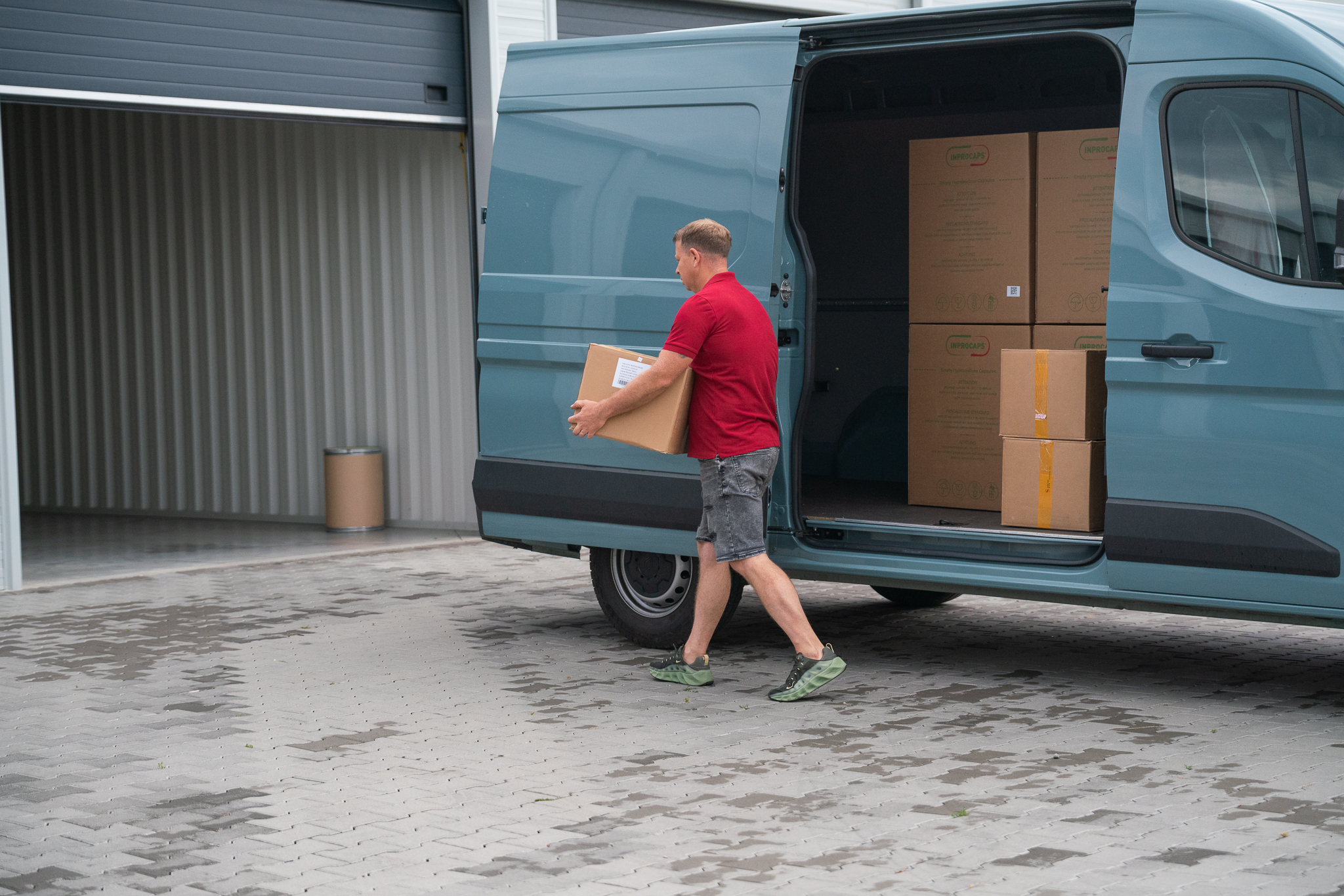 Descarcare colete din autoutilitara langa boxa